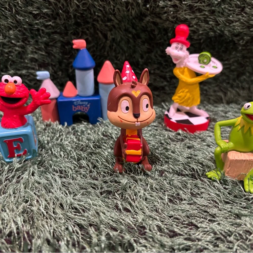 17 Total - Vibrant Action Figure Playset for Kids - Picture 4 of 4